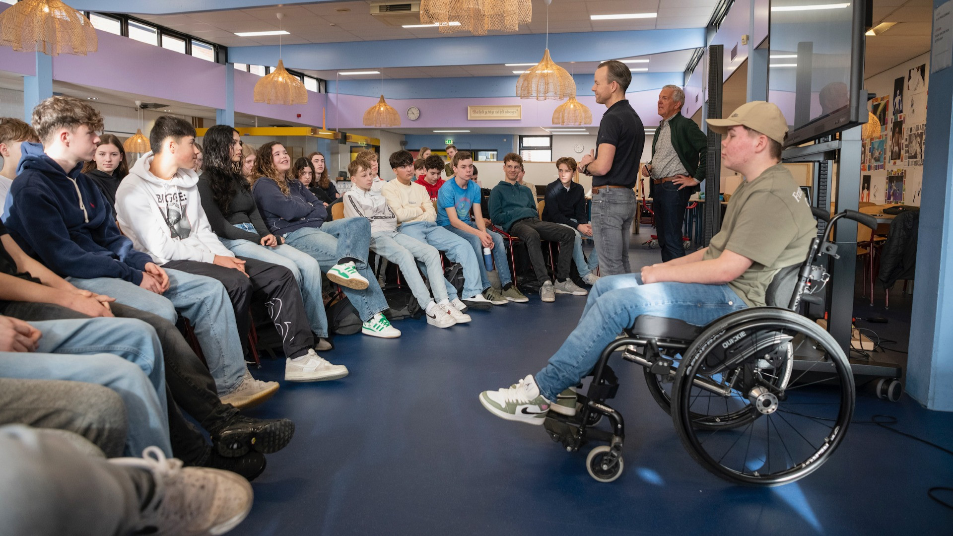 FP-D850DSC5466-Devano-en-Angelo-Boonman-in-discussie-met-de-scholieren